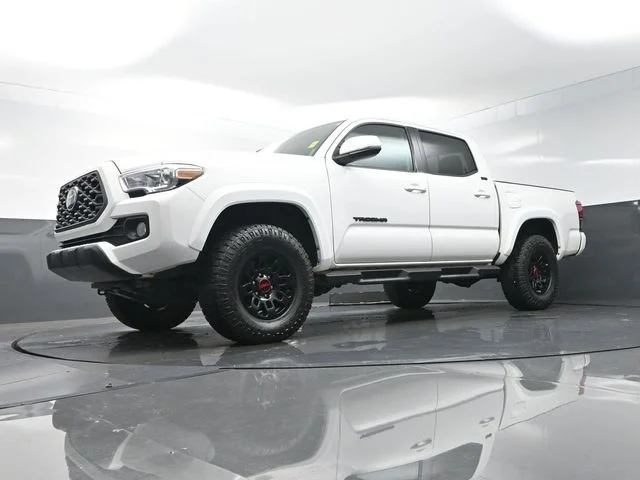 Used 2022 White Toyota SR5 image 40