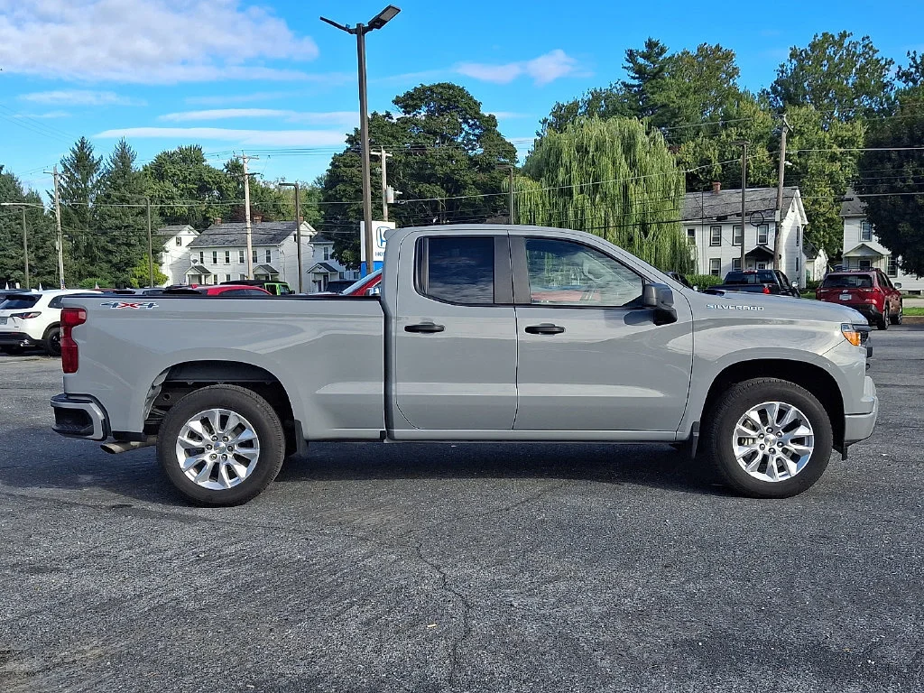 Used 2025 Slate Gray Metallic Chevrolet Custom image 7