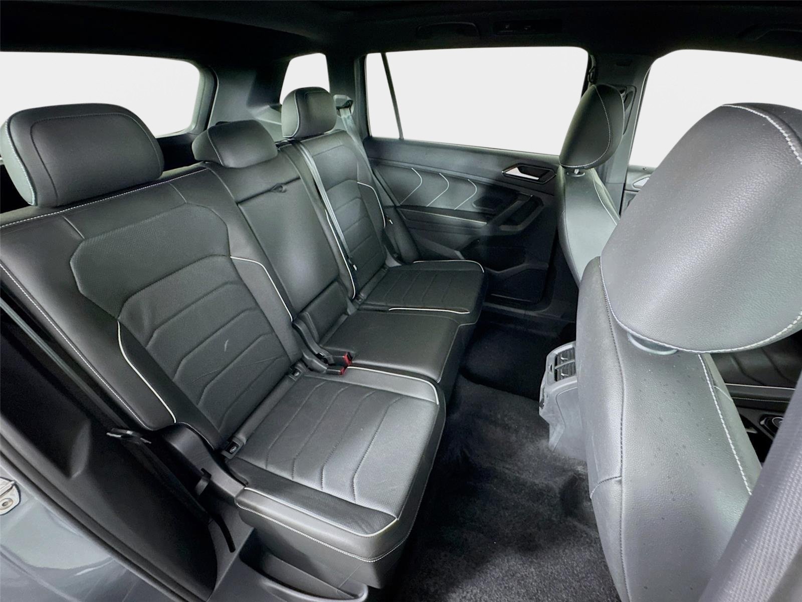 Used 2024 Gray Volkswagen SEL R-Line image 28