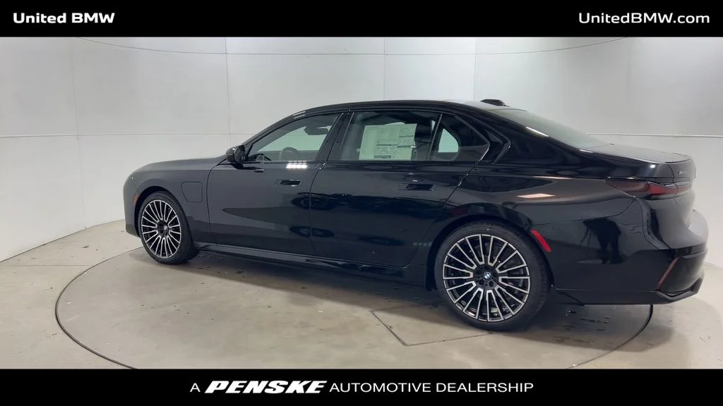 2025 BMW 7 Series 750e - Photo 6