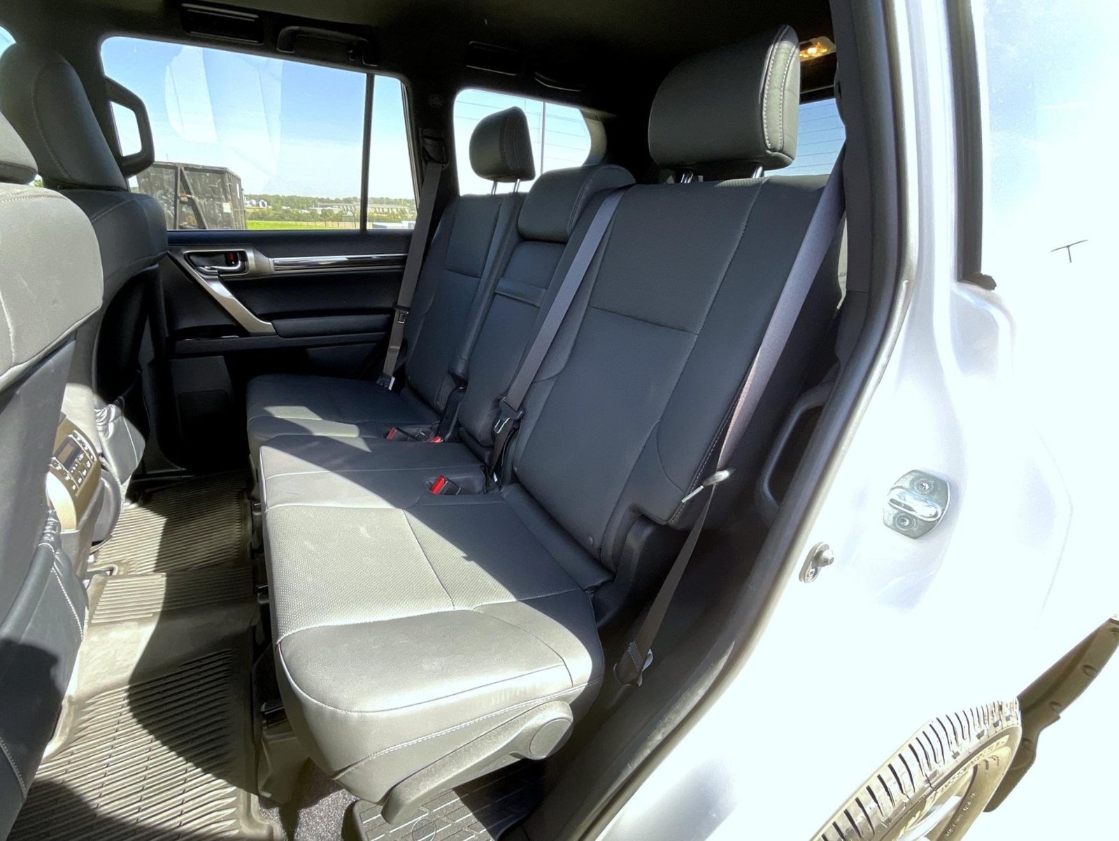 Used 2021 White Lexus 460 image 22