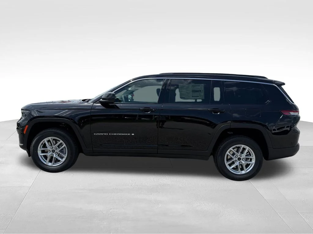 New 2026 Diamond Black Crystal Pearl-Coat Exterior Paint Jeep Laredo image 3