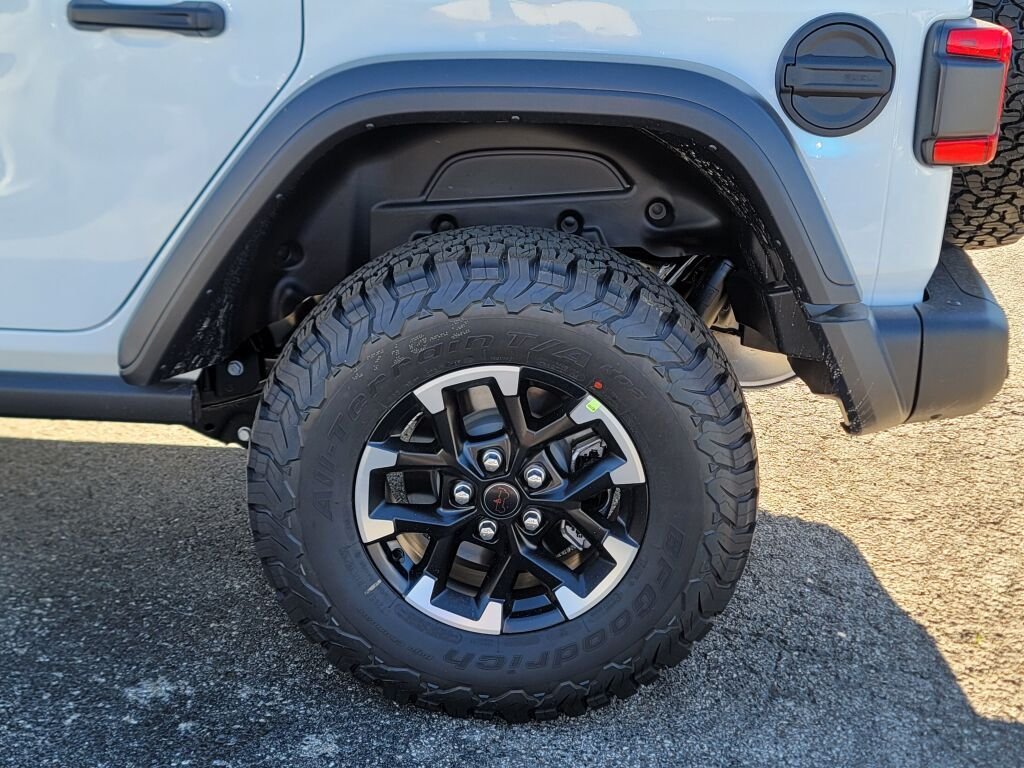 New 2026 Bright White Clear-Coat Exterior Paint Jeep Rubicon image 16
