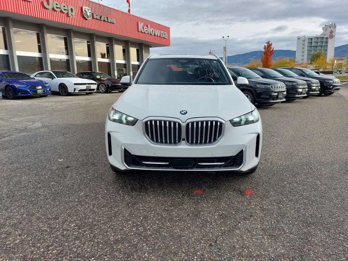 Used 2024 White BMW xDrive40i Sports Activity Vehicle image 3
