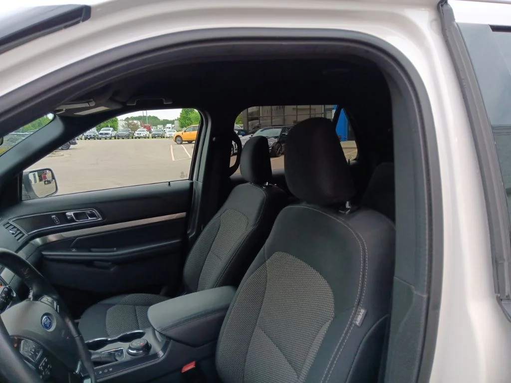 Used 2019 White Platinum Metallic Tri-Coat Ford XLT image 27