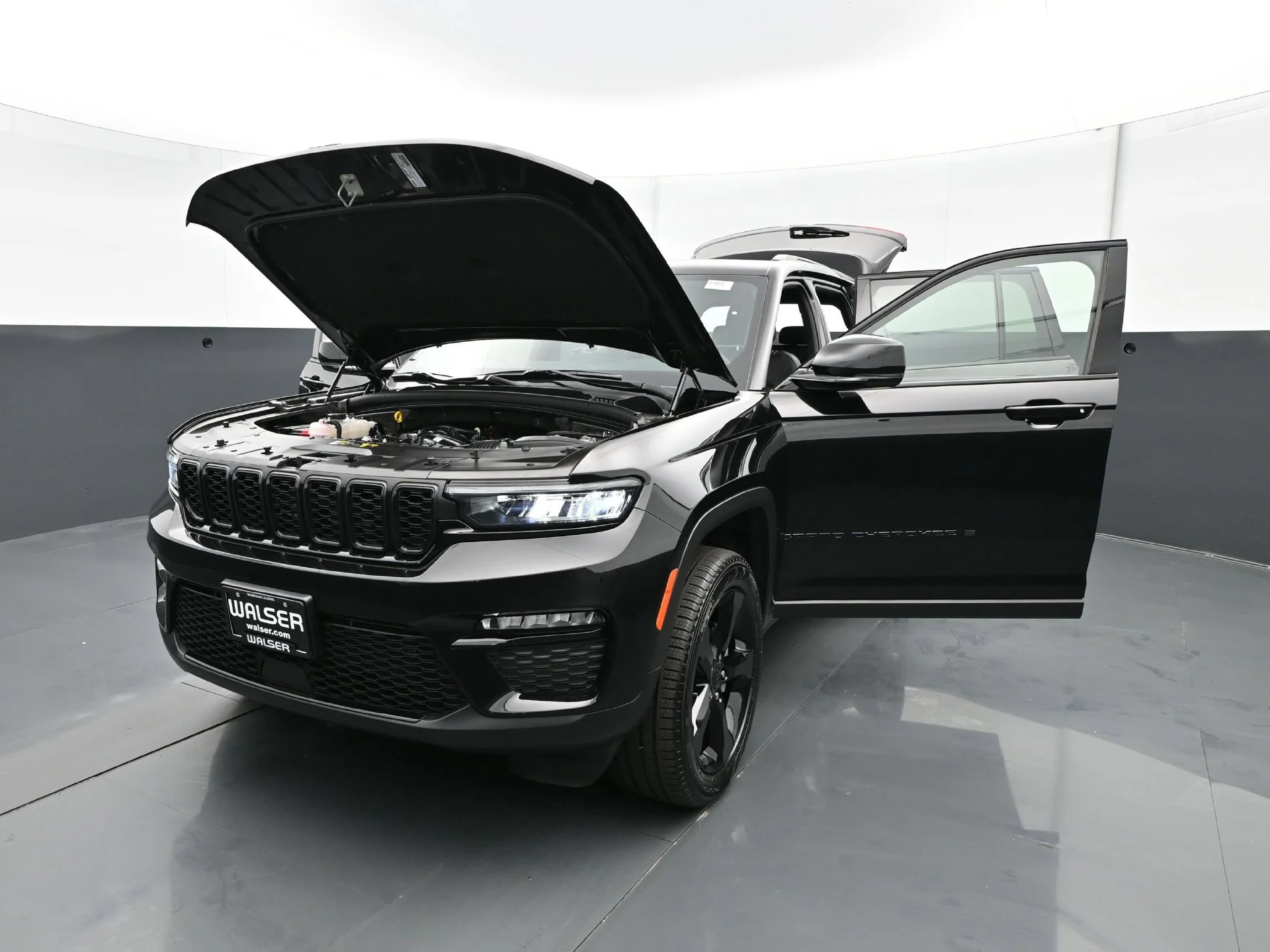 Used 2025 Diamond Black Crystal Pearlcoat Jeep Limited image 33