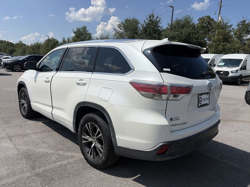 Used 2016 White Toyota XLE V6 image 5