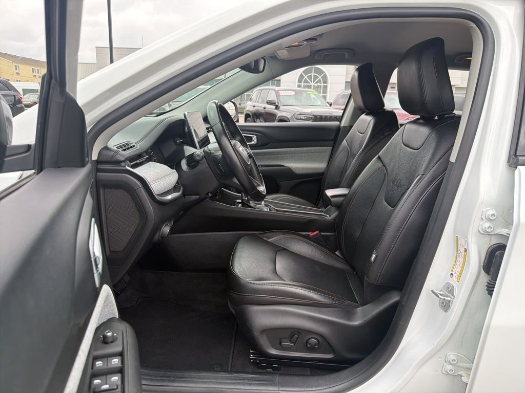 Certified Used 2022 White Jeep Latitude Lux image 9