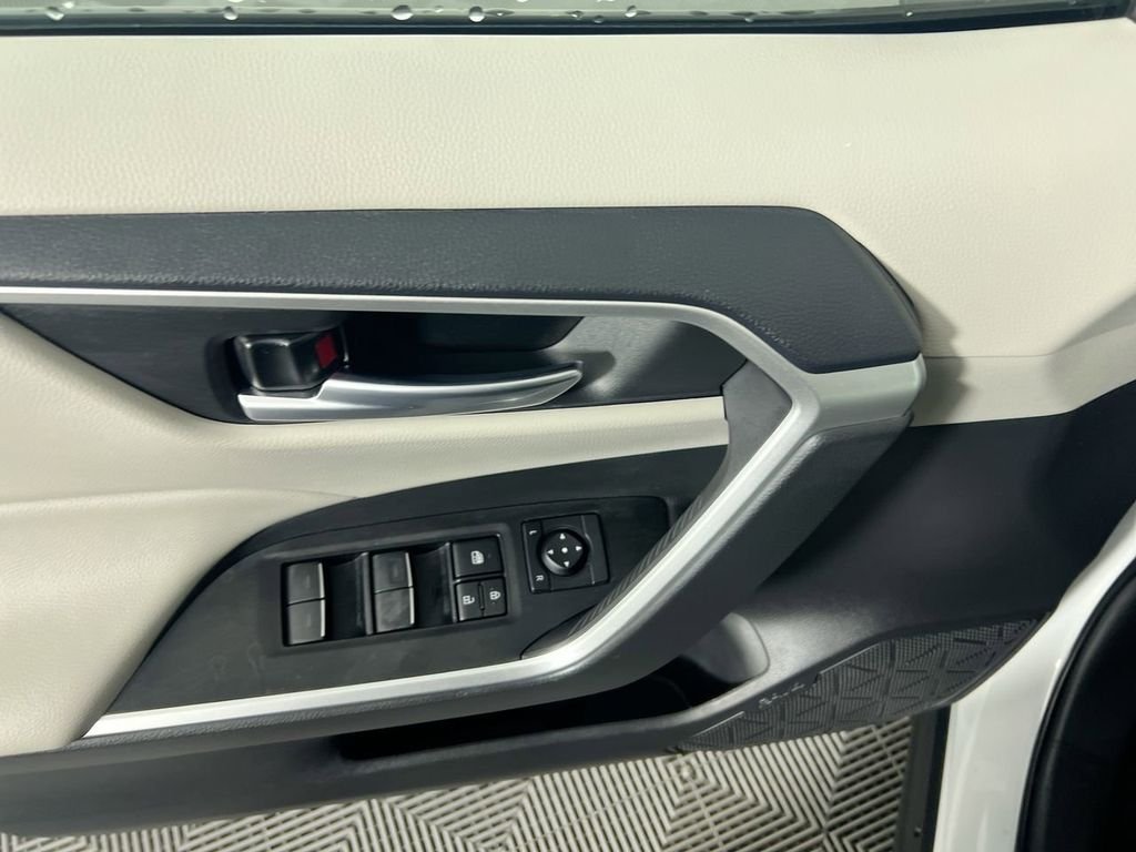 Used 2025 White Toyota XLE image 14