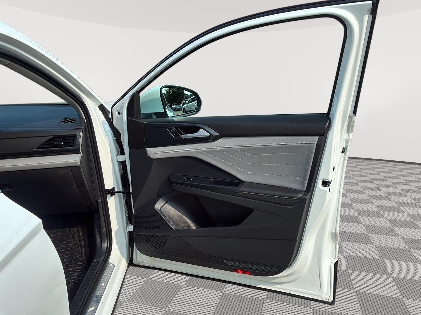 Used 2024 Pure White Volkswagen SEL image 10