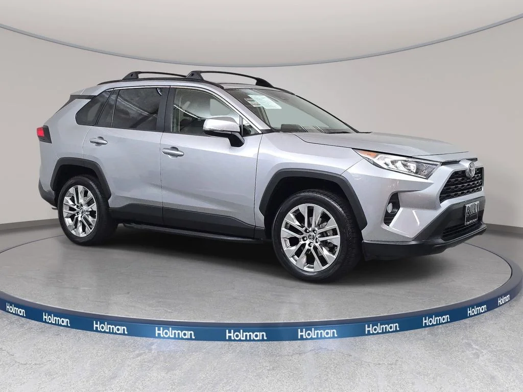 Used 2019 Silver Toyota XLE Premium image 4