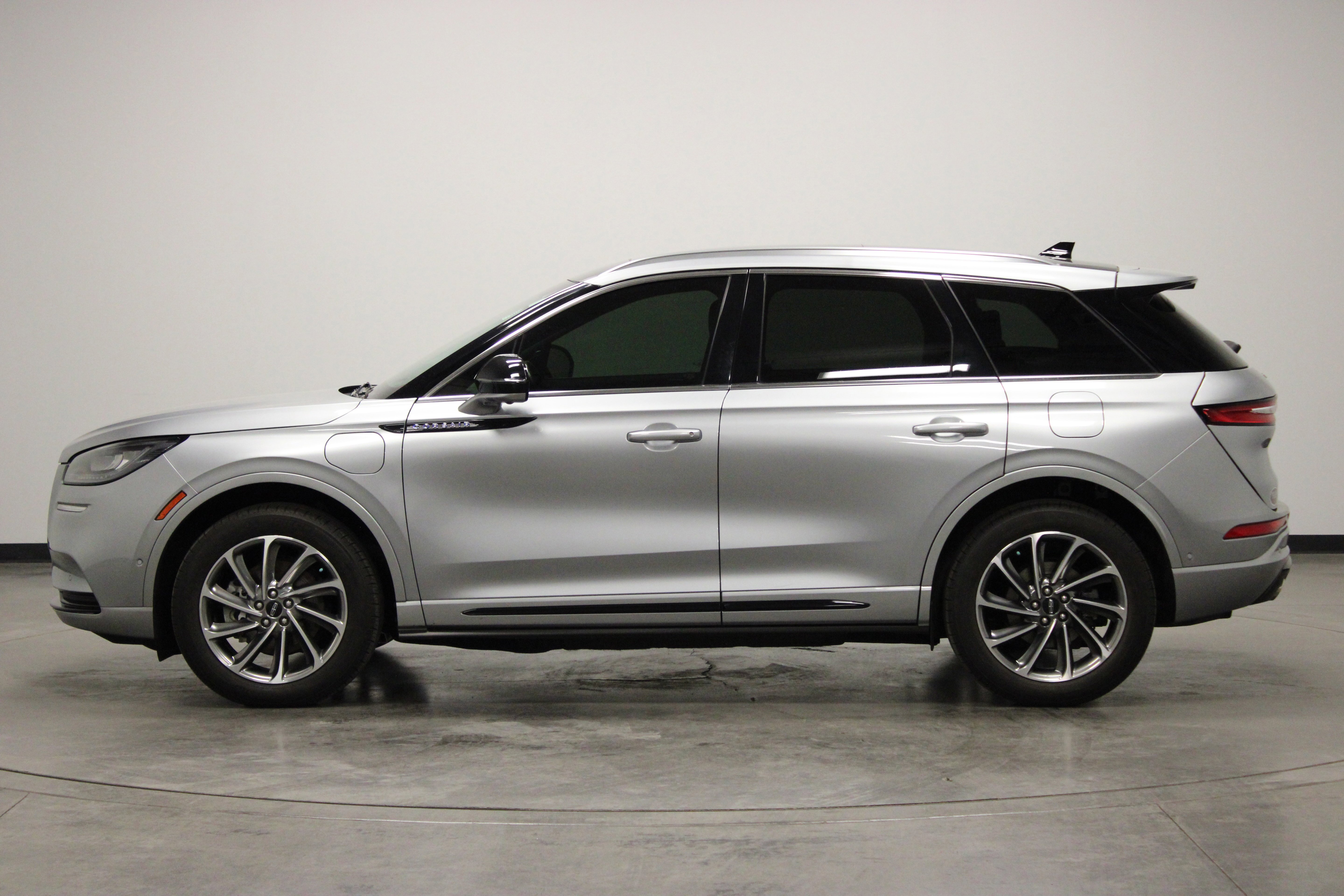 Used 2022 Silver Radiance Metallic Clearcoat Lincoln Grand Touring image 5