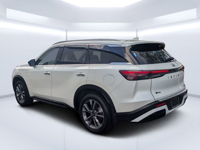 Used 2023 White INFINITI LUXE image 5