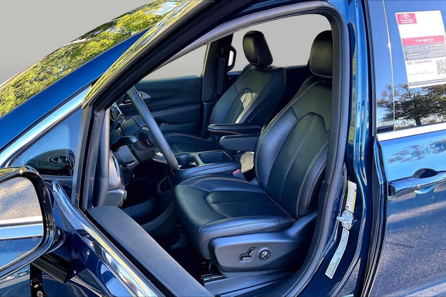 Used 2025 Fathom Blue Pearlcoat Chrysler Select image 8