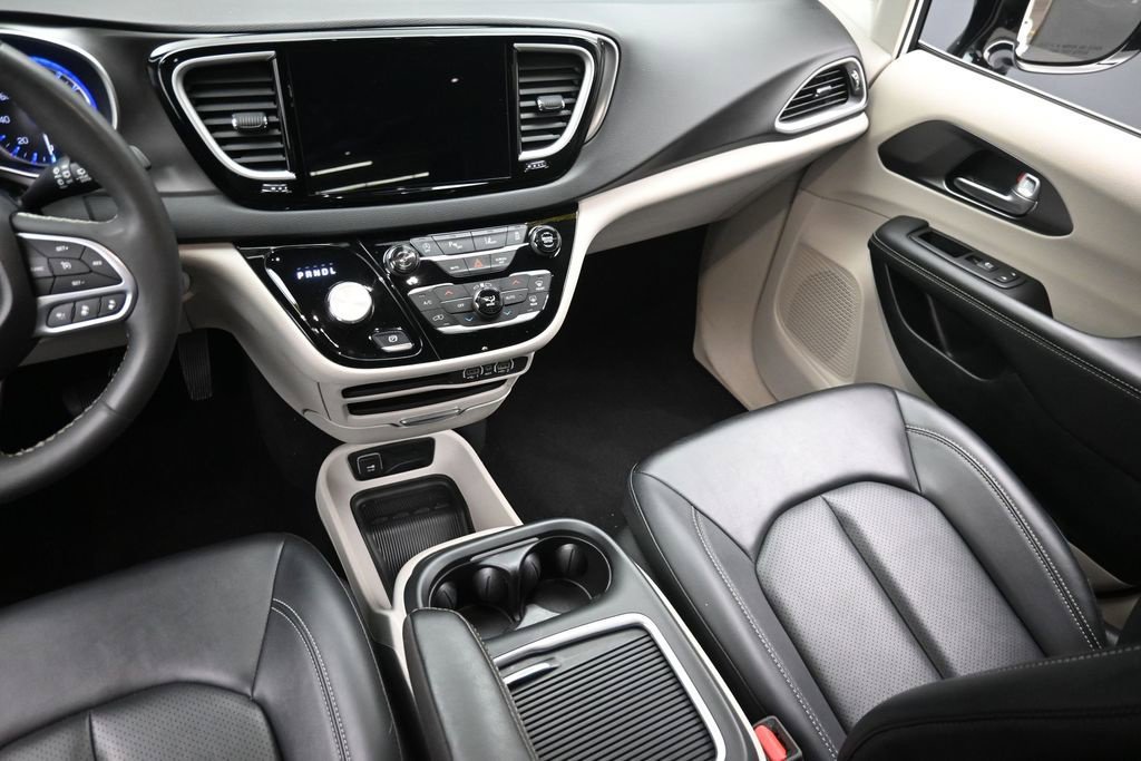 Used 2024 White Chrysler Touring L image 18