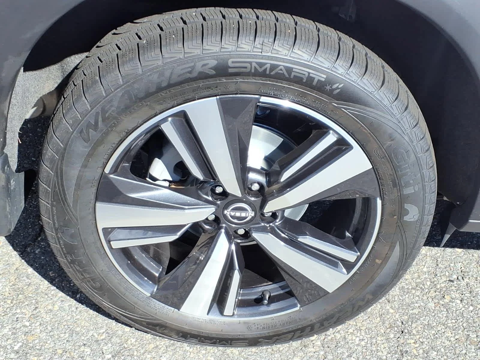 Certified Used 2023 Pearl White Tricoat/Super Black Nissan SL image 9