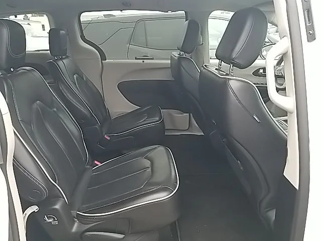 Used 2023 White Chrysler Limited image 29
