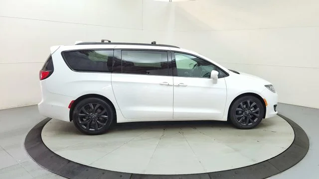 Used 2018 White Chrysler Touring L image 11