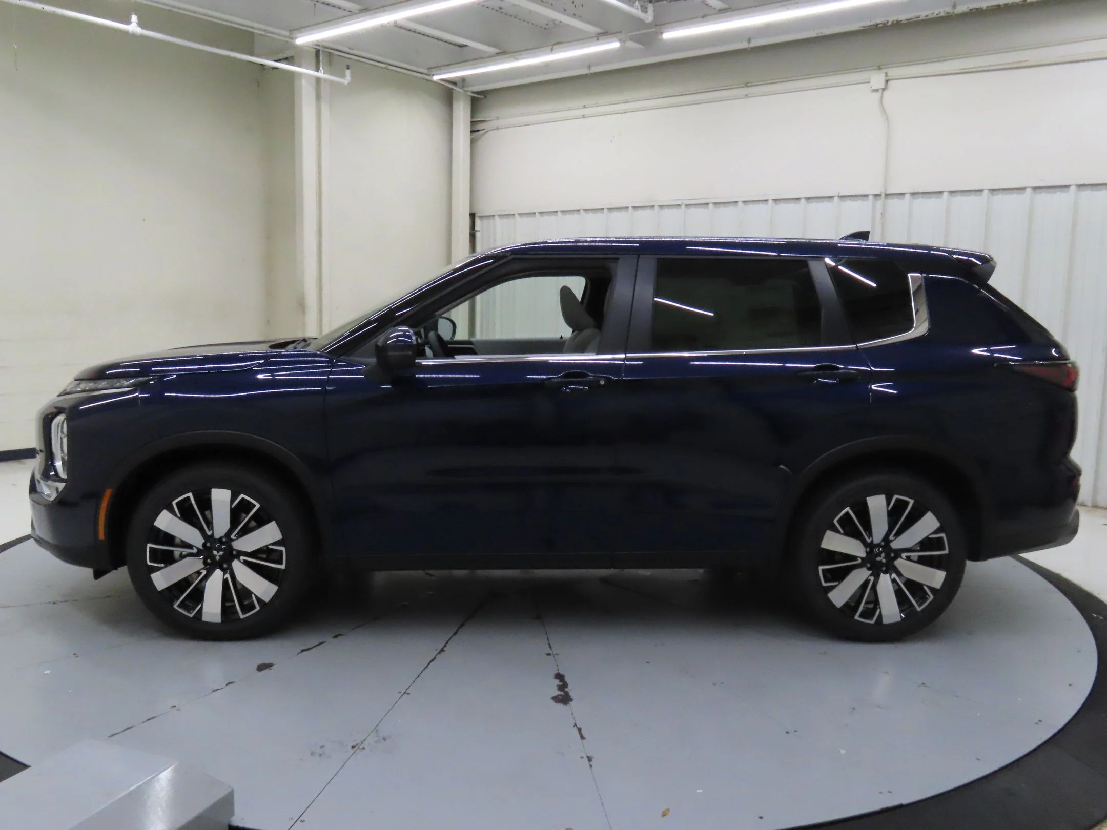 2025 Mitsubishi Outlander SE - Photo 7