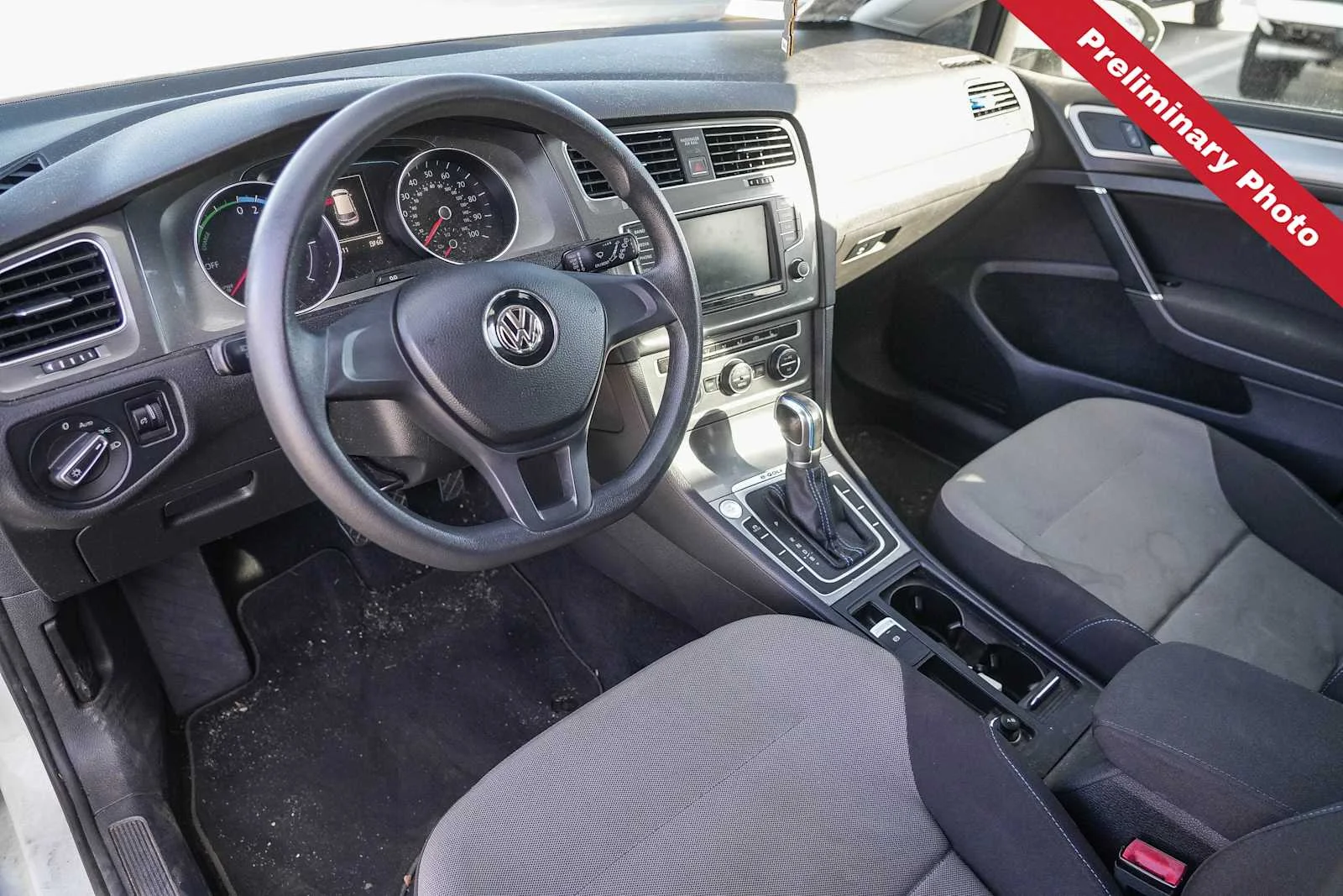 Used 2016 White Volkswagen SE image 13