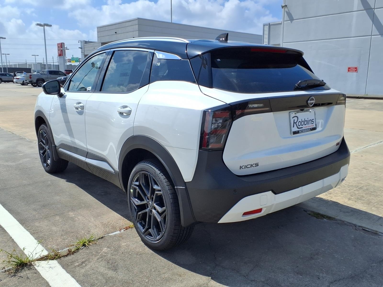 New 2026 Aspen White TriCoat / Super Black Two-tone Nissan SR image 9