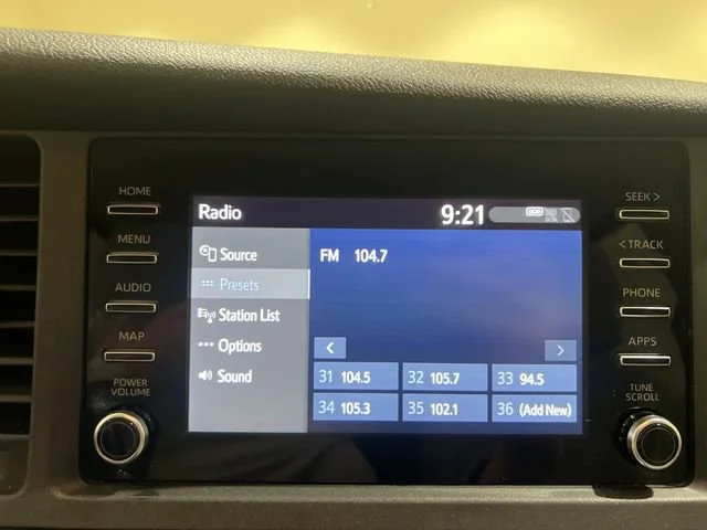 Used 2020  Toyota L image 12