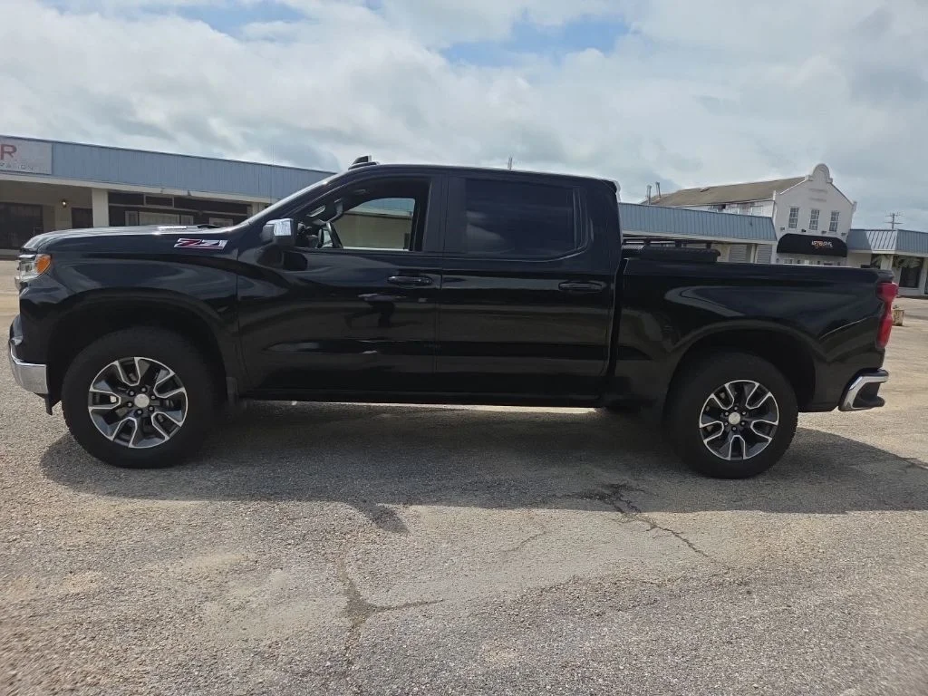 Used 2023 Black Chevrolet LT image 4