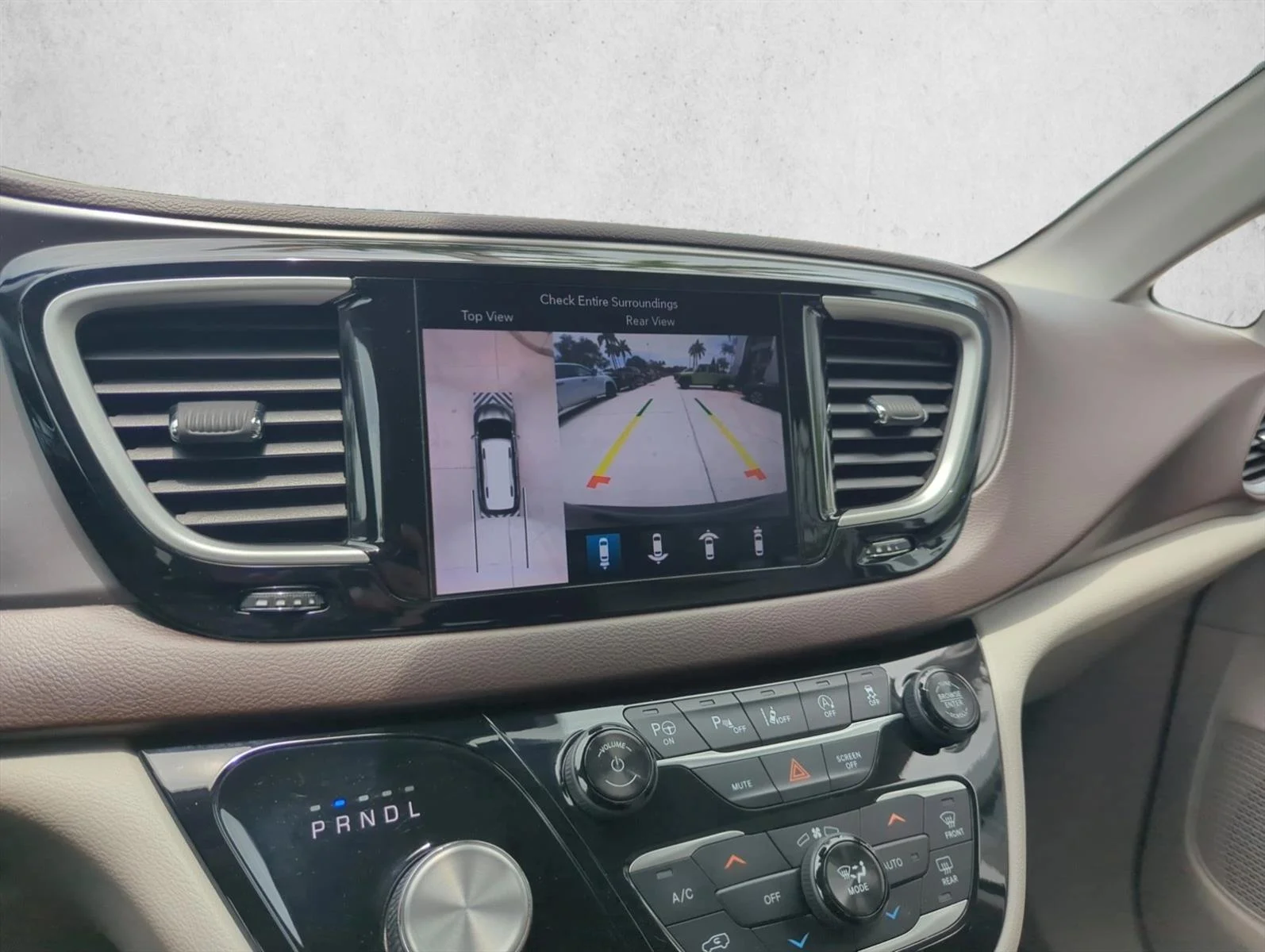 Used 2018 Brilliant Black Crystal Pearlcoat Chrysler Touring L image 9