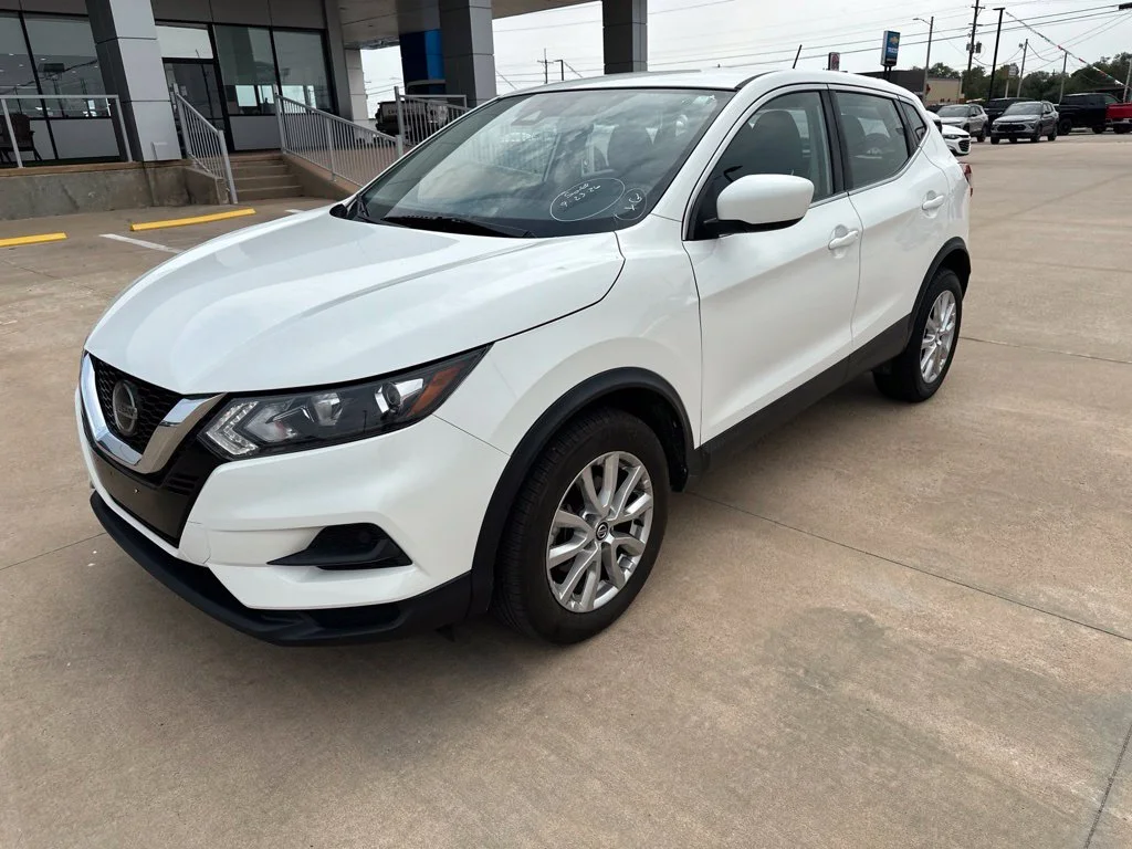 Used 2021 White Nissan S image 28