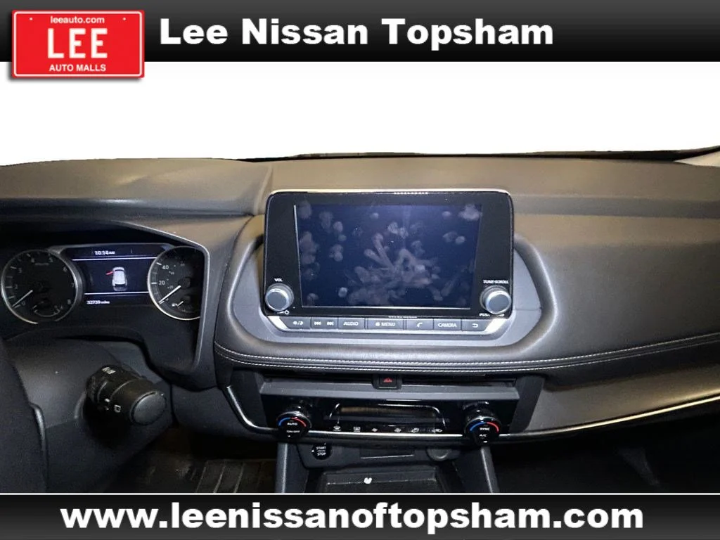 Used 2025 Scarlet Ember Tintcoat Nissan SV image 11