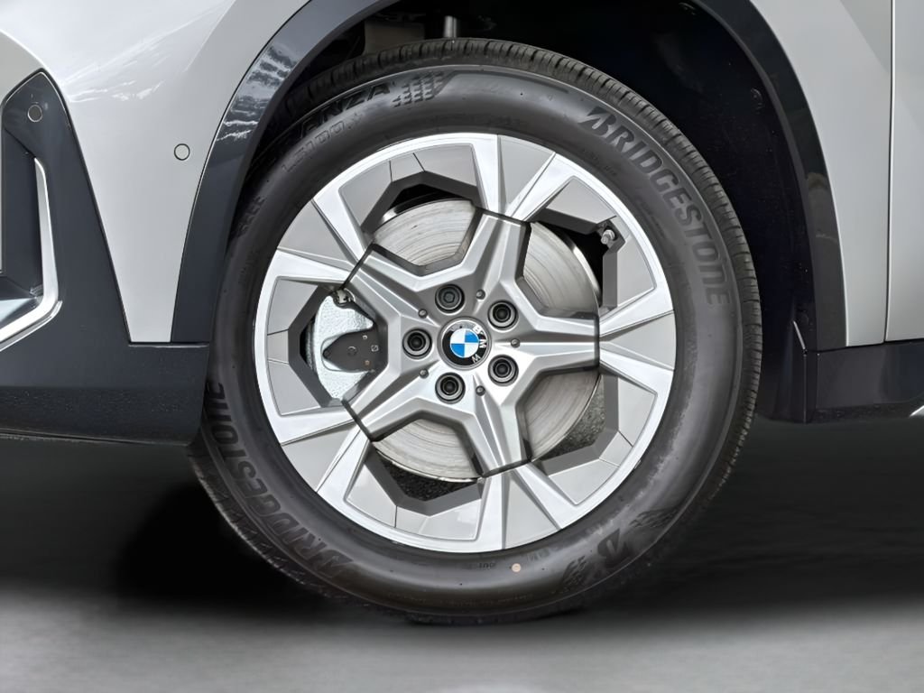 New 2026 Space Silver Metallic BMW xDrive28i image 10