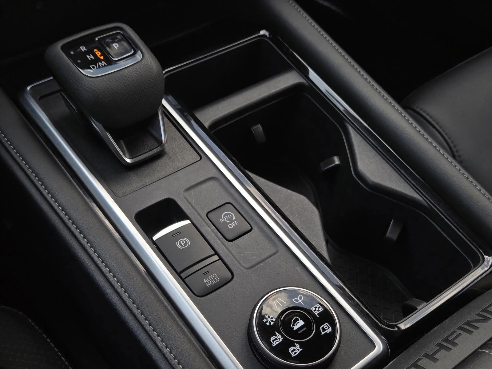 2025 Nissan Pathfinder SL - Photo 17