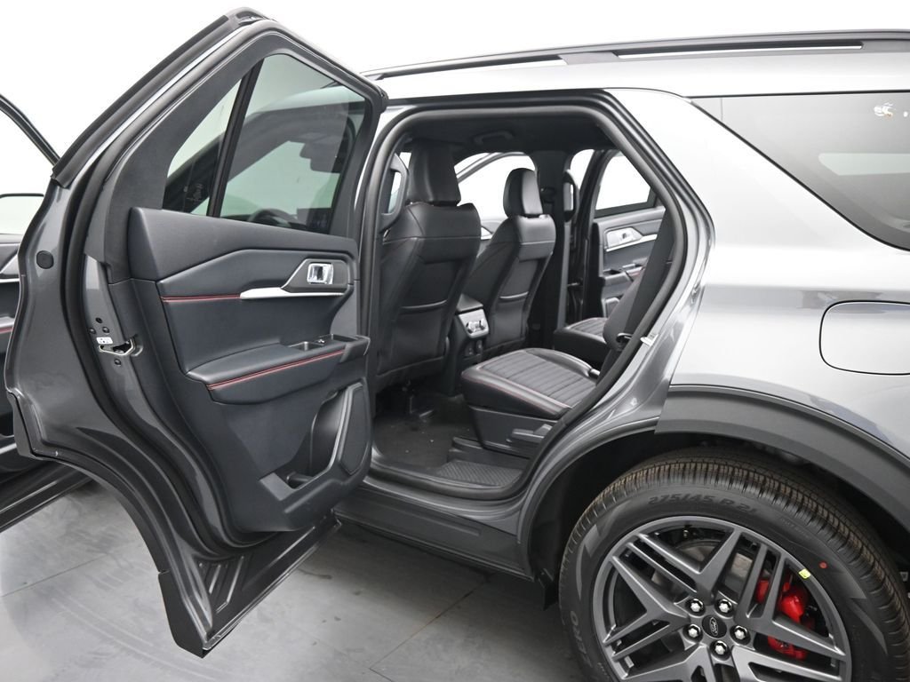 New 2026 Carbonized Gray Metallic Ford ST-Line image 17