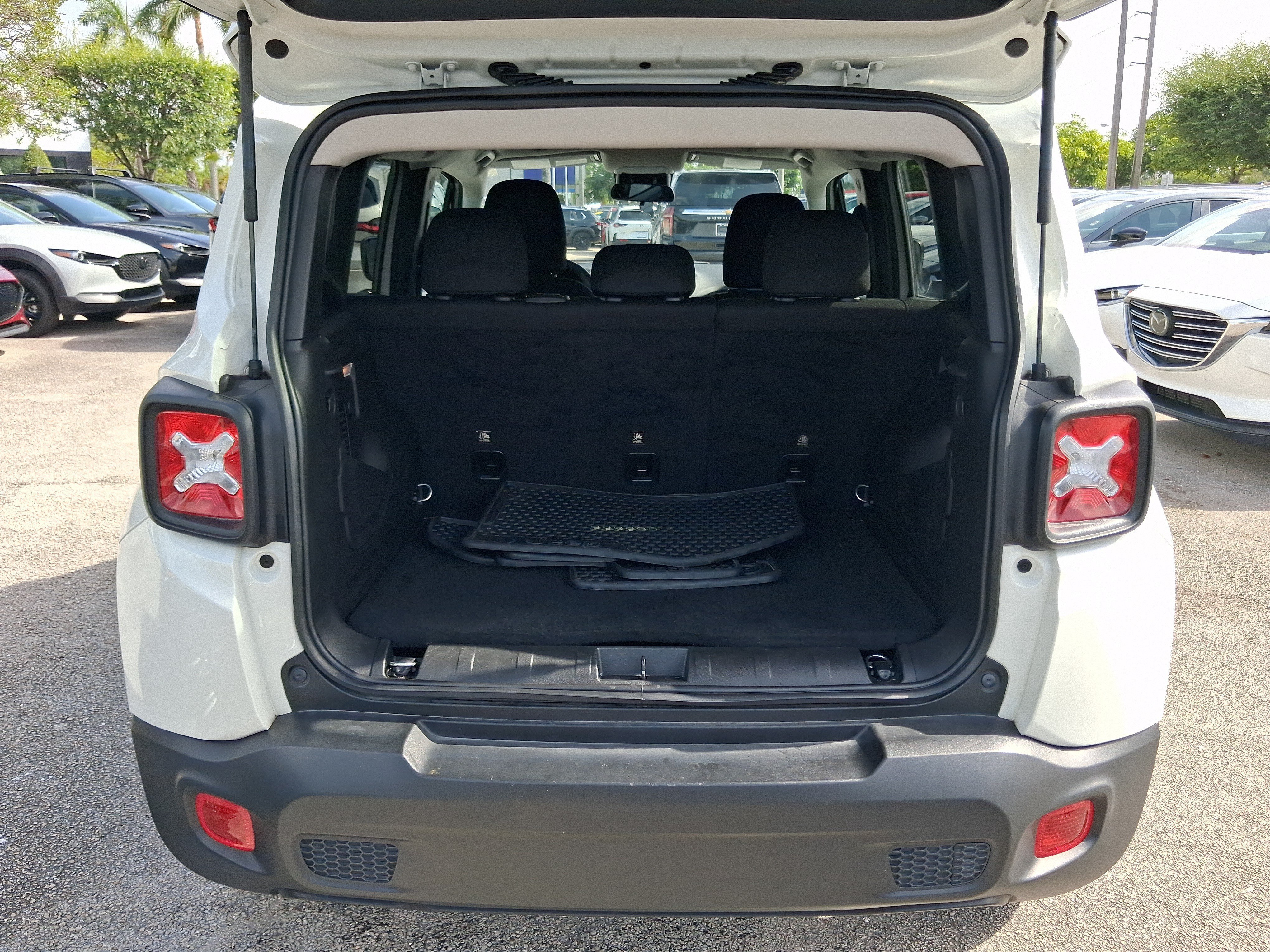 Used 2023 White Jeep Latitude image 5