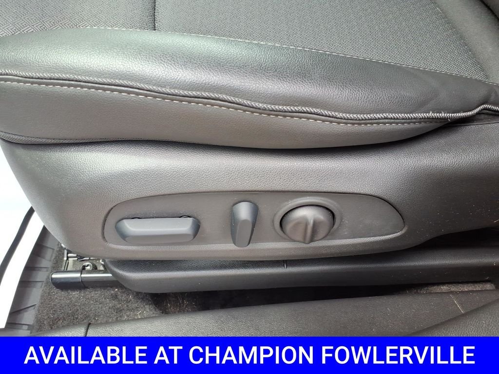 Used 2023  Buick Select image 17