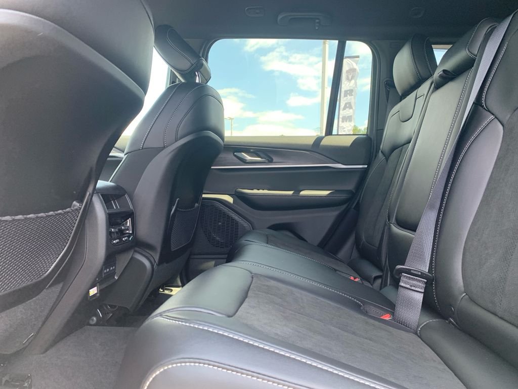 New 2026 Bright White Clear-Coat Exterior Paint Jeep Altitude image 23