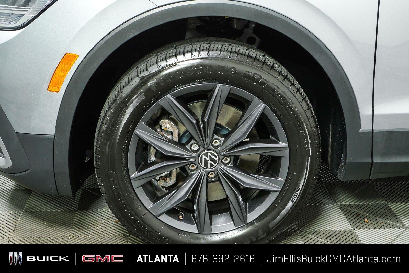 Used 2024 Pyrite Silver Metallic Volkswagen SE image 36