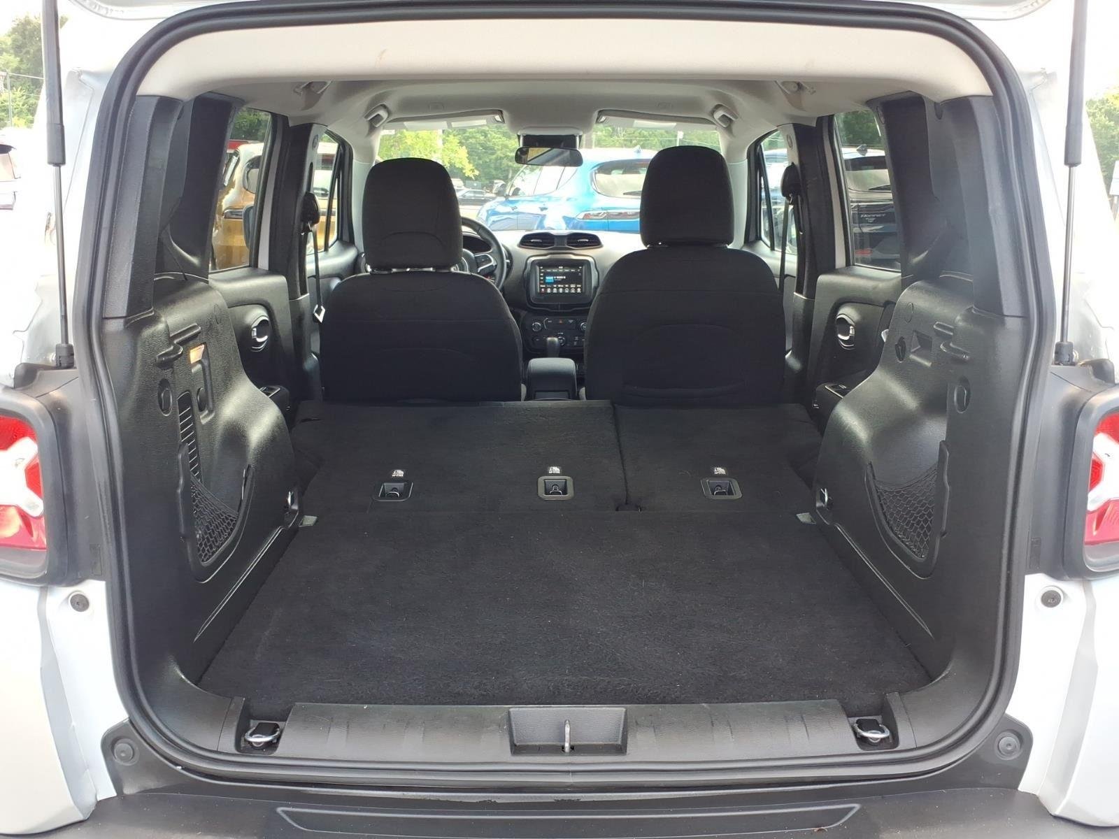 Used 2019 Glacier Metallic Clearcoat Jeep Latitude image 31