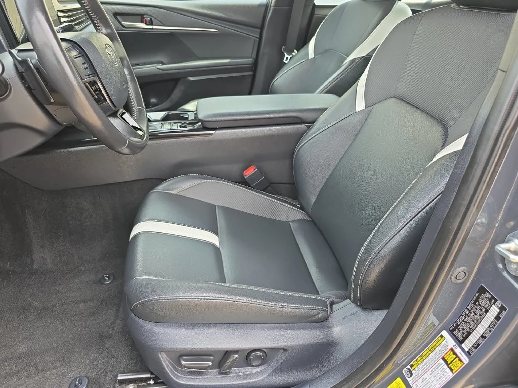 Used 2025  Toyota SE image 17