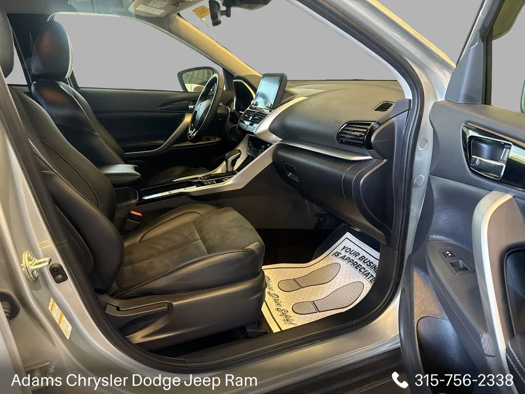 Used 2025  Mitsubishi SE image 13