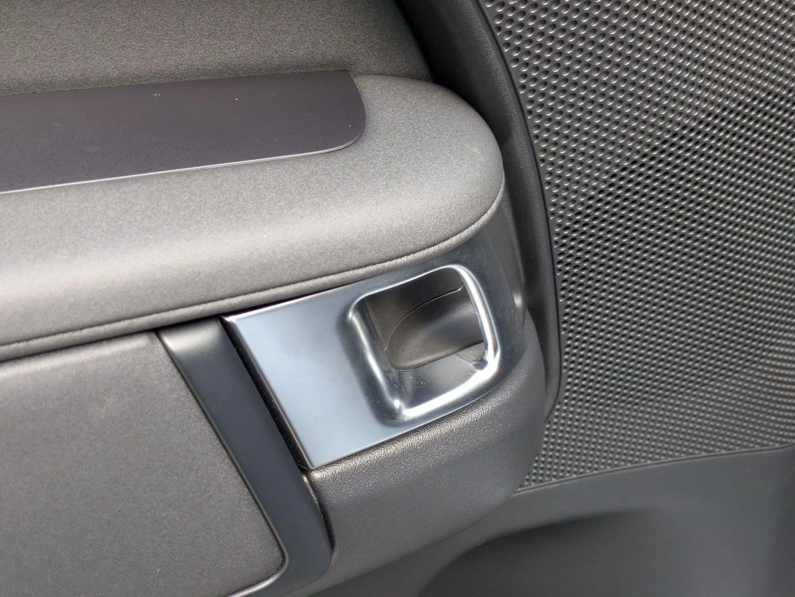 Used 2024 Fuji White Land Rover S image 28