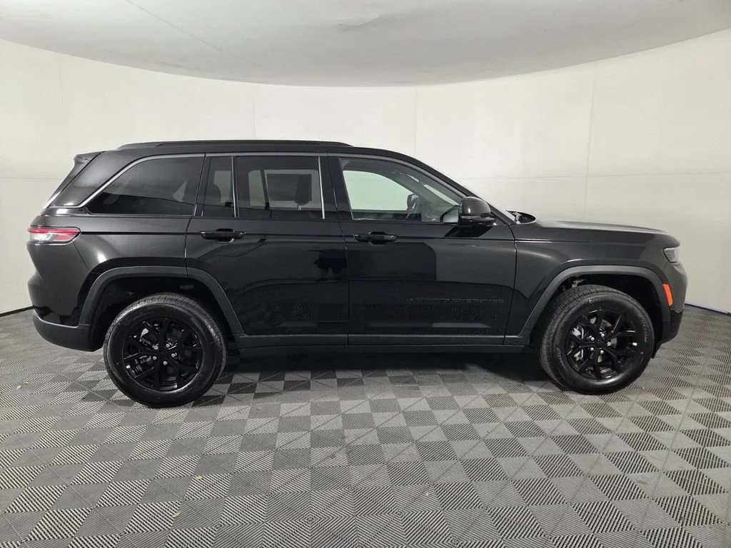 New 2026 Diamond Black Crystal Pearl-Coat Exterior Paint Jeep Laredo Altitude image 4