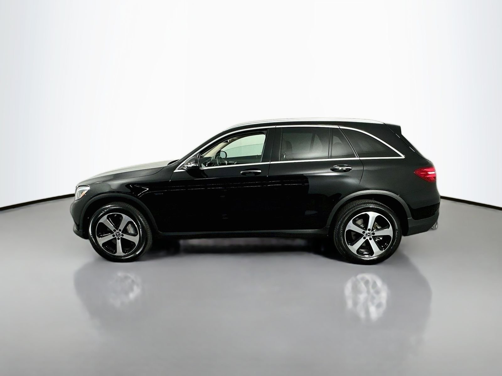 Used 2019 Black Mercedes-Benz GLC 350e image 4