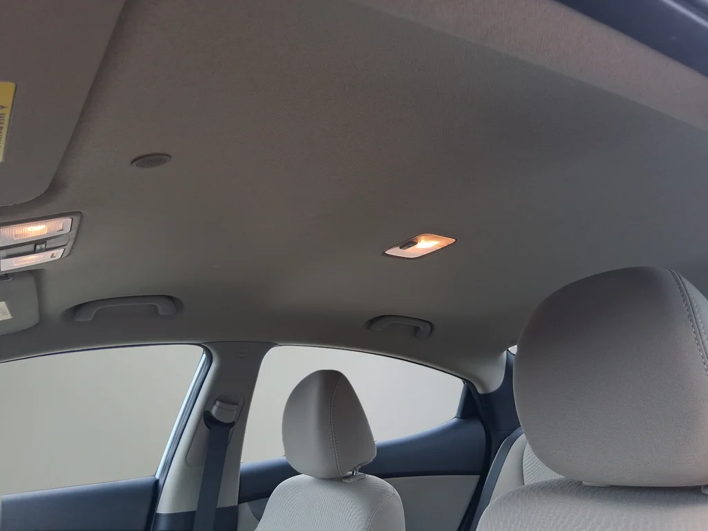Used 2015 White Hyundai SE image 19