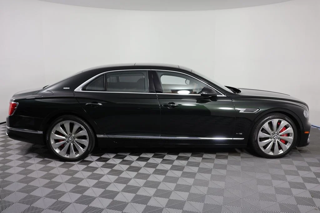 Used 2021 Midnight Emerald Bentley W12 image 13