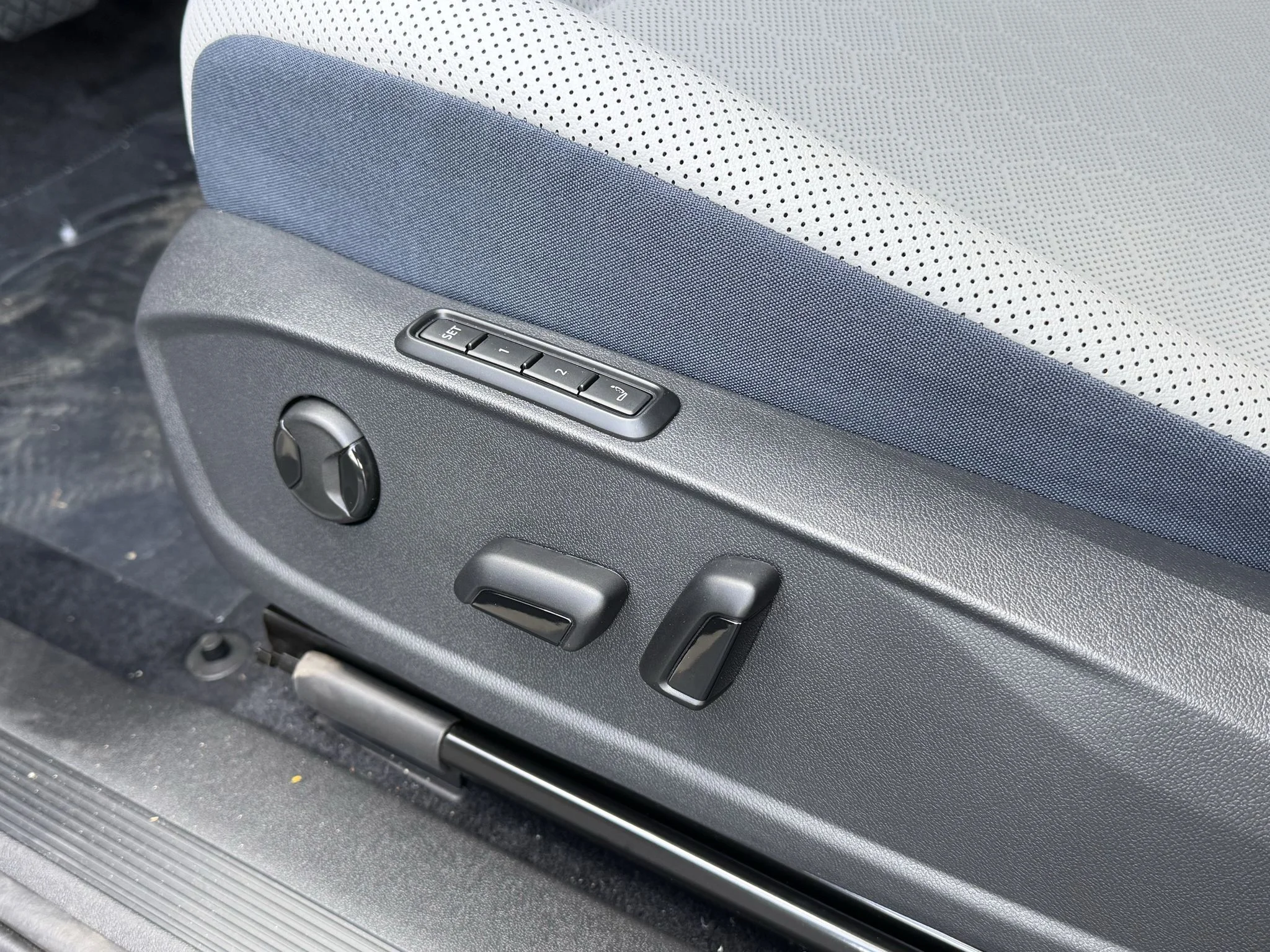 New 2026 Pure Gray w/Black Roof Volkswagen Pro S Plus image 15
