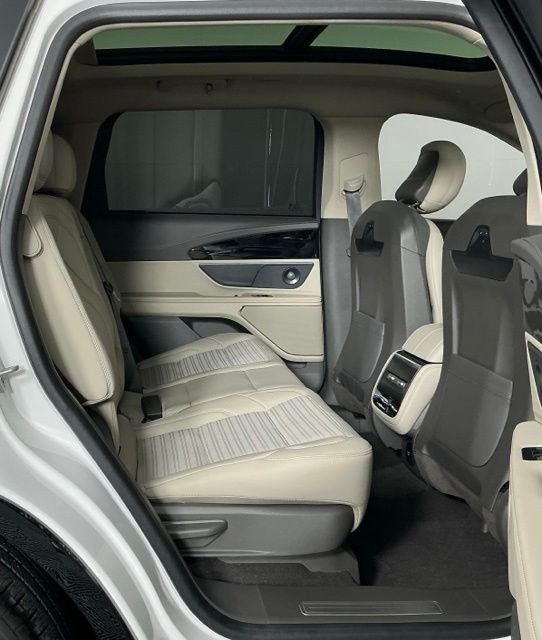 Used 2025 White Lincoln Reserve image 27