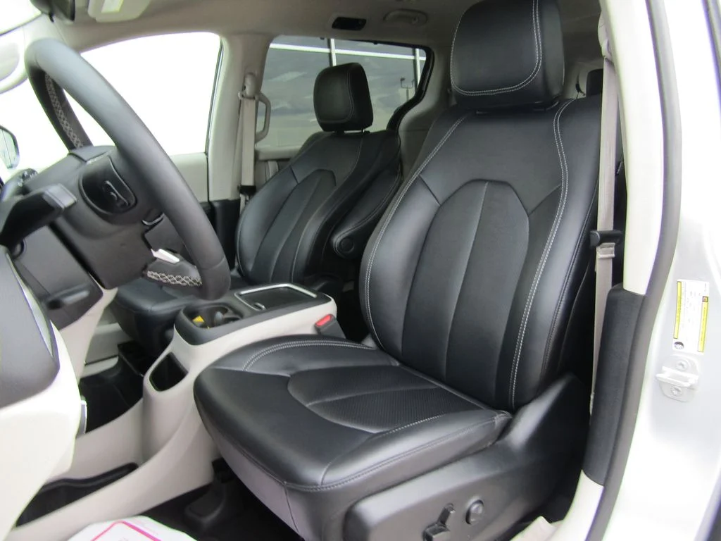 Used 2024 Silver Chrysler Touring L image 22