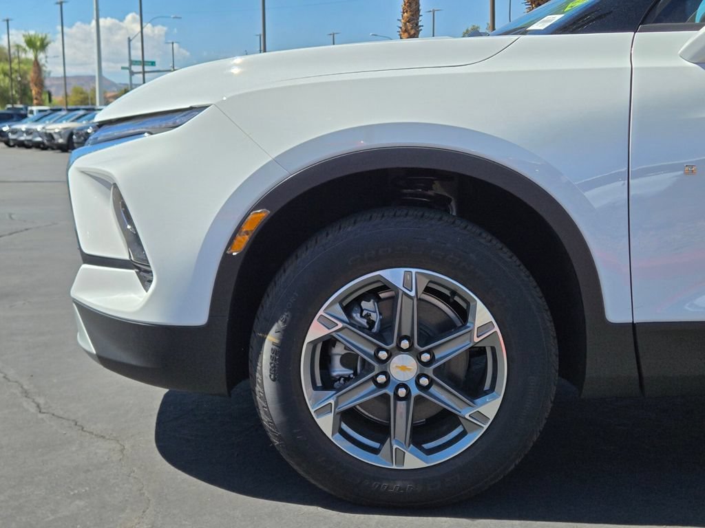 New 2026 Summit White Chevrolet 2LT image 5