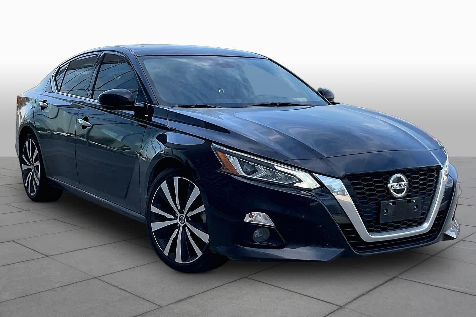 Used 2020 Super Black Nissan 2.5 Platinum image 3